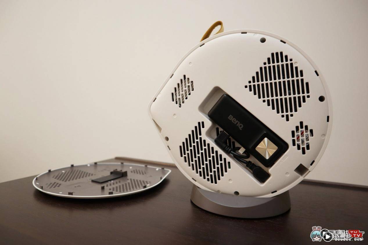 把家里打造成小电影院！BenQ 微型投影机‘ GV30 ’多角度调整超轻松 支援 2.1 声道的喇叭带给你震撼音效